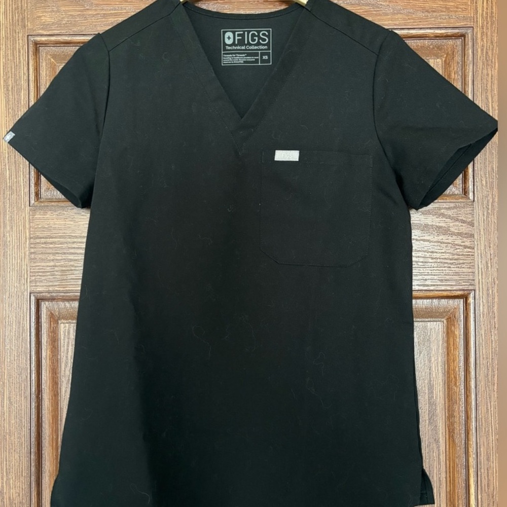 Figs scrub set (top/bottom) in black.